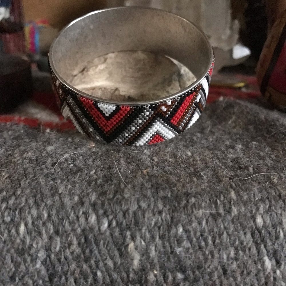 Hand beaded bangle bracelet - Picture 3 of 3
